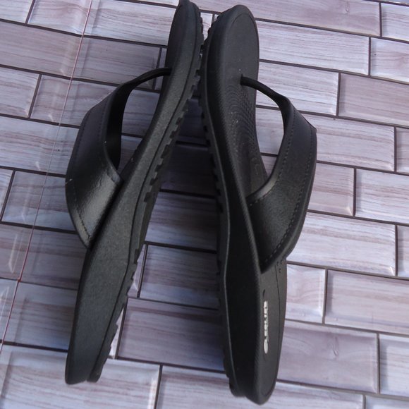 SIZE 9/10. Okabashi Leslie\'s pool supplies, men’s large flip flops mariner black main image 10